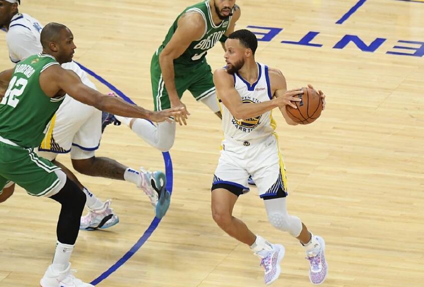  库里单节二十二分爆发，勇士末节崩盘惜败凯尔特人